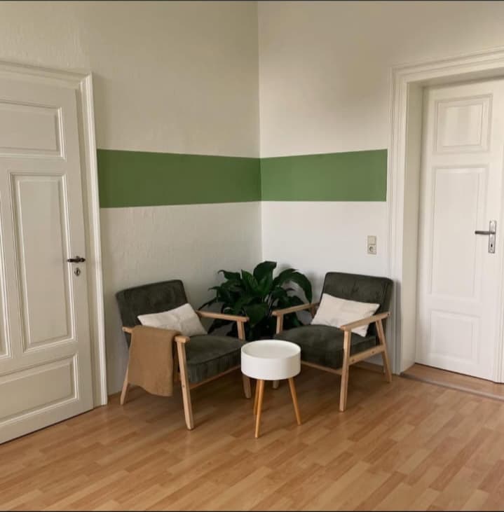 Heller Therapieraum mit Liege und Pflanzen