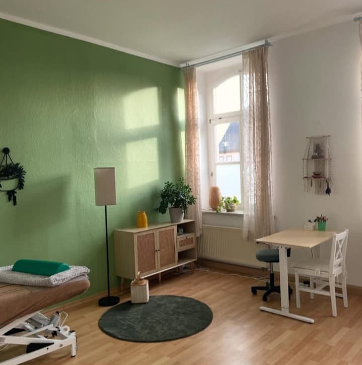 Großer Praxisraum mit Sitzgruppe